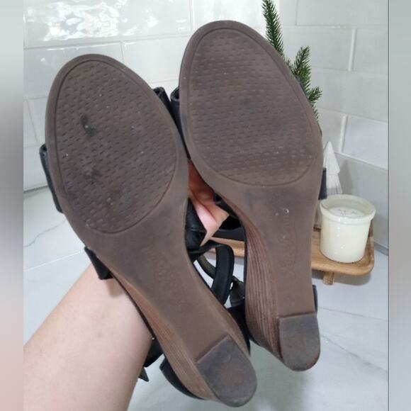 🎉[H298] Lucky Brand Black Leather "Jenley" Wedge Buckle Strappy Sandals, Size 7 - Picture 6 of 7